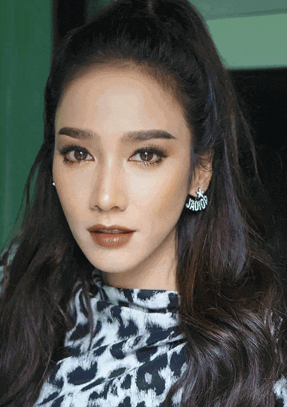 容貌|45岁大妈逆袭成女神，身材容貌出众得不真实 蜕变之路太励志！