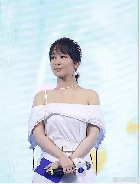 杨紫最新电影造型 67728175a7a74cb6b08fead935ab7e48.png