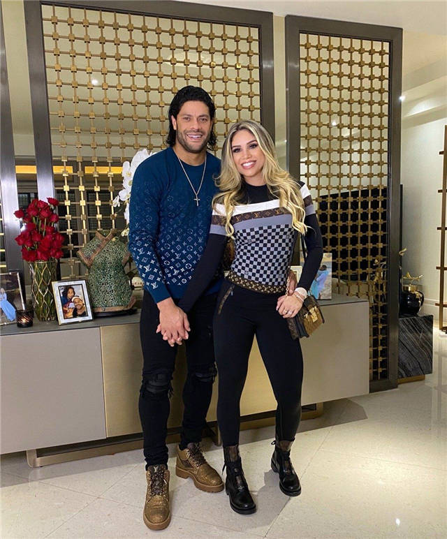 前妻|原创中超巨星结束分居！手的位置太豪放，前妻侄女变女友笑得合不拢嘴