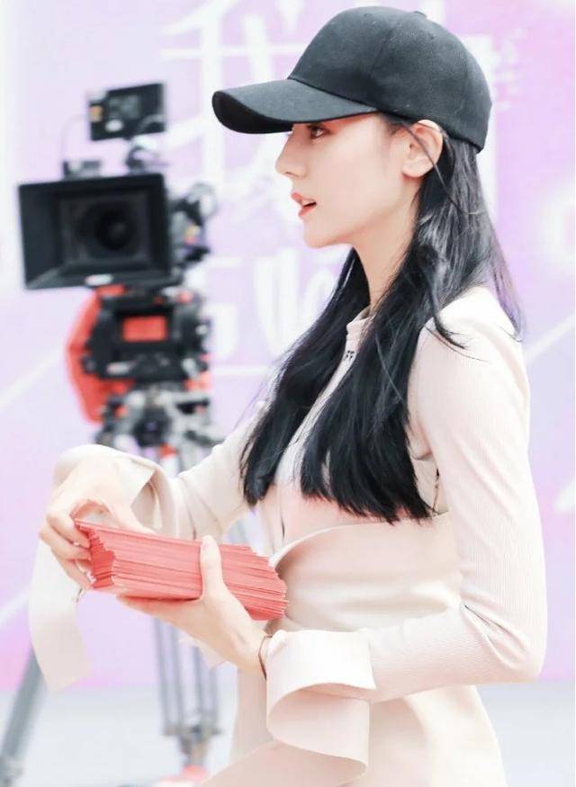 红包|原创《你是我的荣耀》开机路透曝光,热巴气质足,杨洋偷瞄红包太可爱