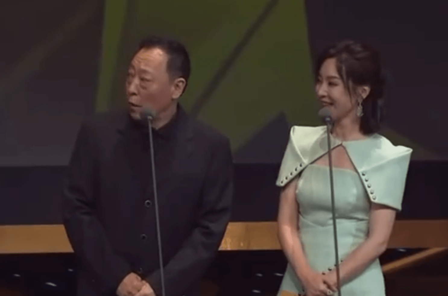 陈数|原创倪大红颁奖精神恍惚，捂嘴咳嗽惹人担心，但也是他沉浸角色的常态