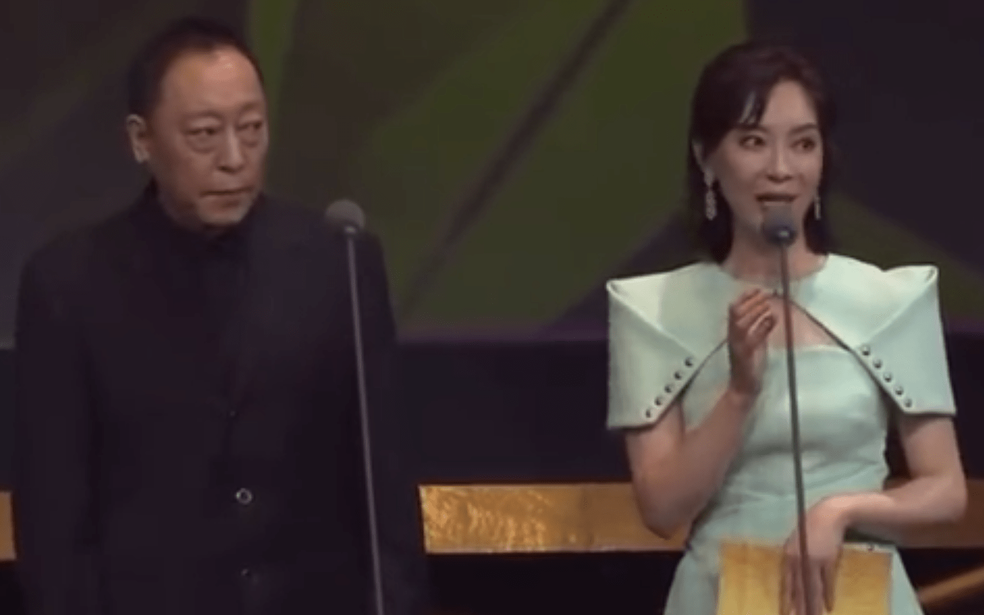 陈数|原创倪大红颁奖精神恍惚，捂嘴咳嗽惹人担心，但也是他沉浸角色的常态