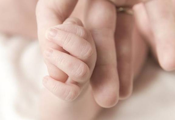 处理|形成原因值得家长关注孩子手指总是长倒刺?不小心处理易感染