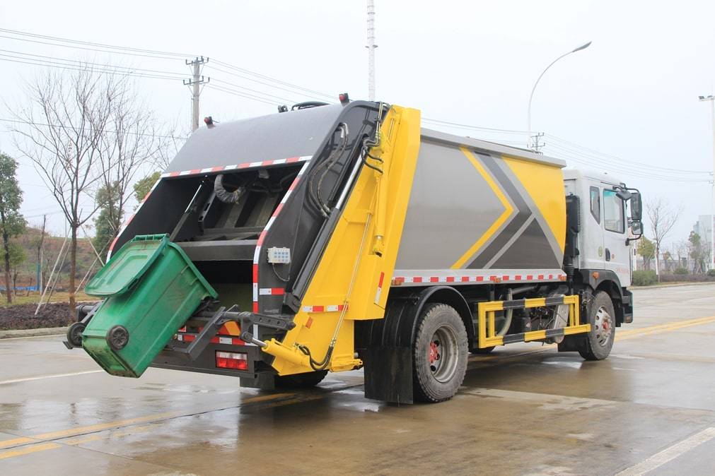 城市垃圾车多少钱_梦见垃圾里捡到钱_广州绿牌车能在其他城市跑网约车吗