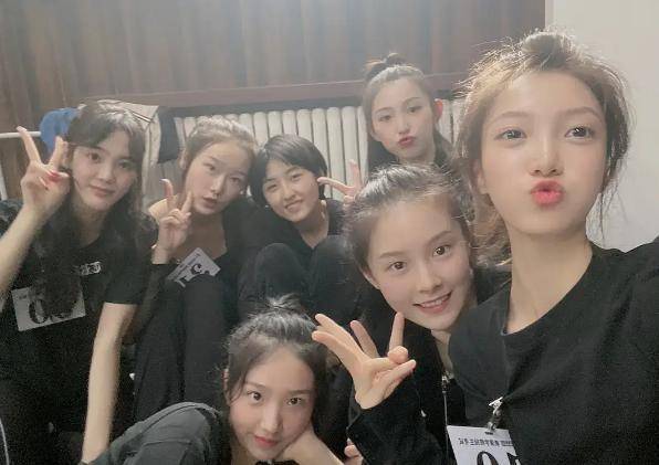 孙艳|原创北电实验班合影曝光，孙俪妹妹稳居C位，怀抱张子枫夏梦排面足