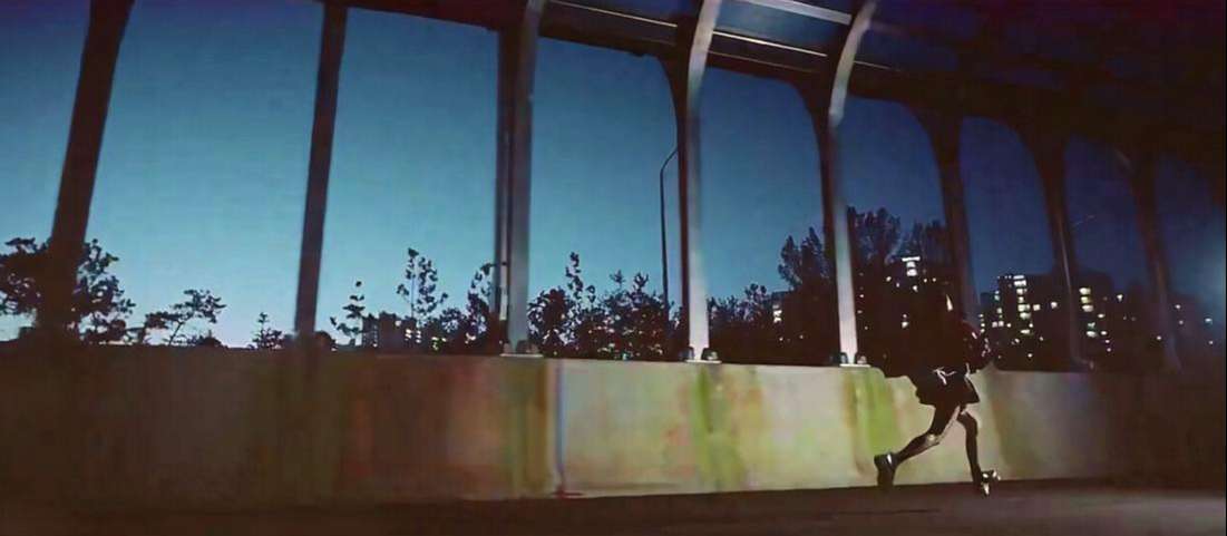 Lisa|blackpink新专视频预告：jisoo崩溃奔跑，Lisa依靠在一个男人怀里