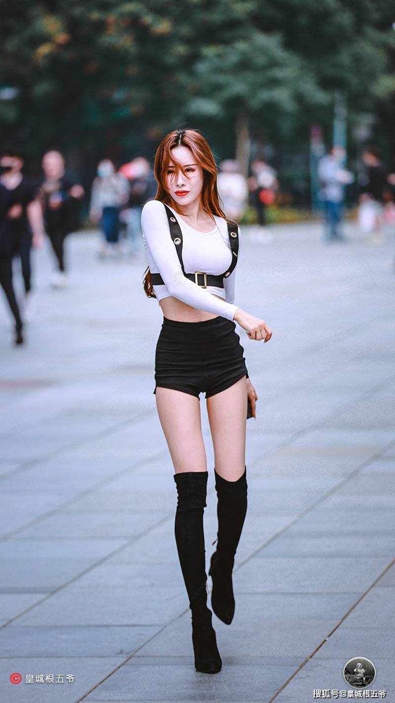 时尚|街拍：其实普通的服装搭配在一起也能够创造出意想不到的效果