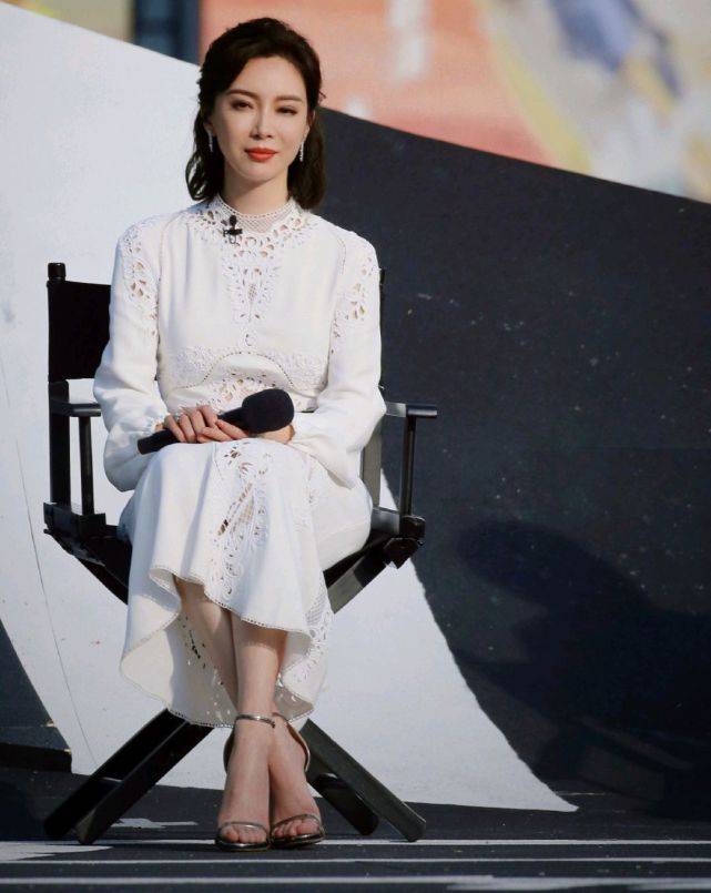 原创陈数是颜值和气质并存的女子穿白色镂空连衣裙很时尚哪像43岁