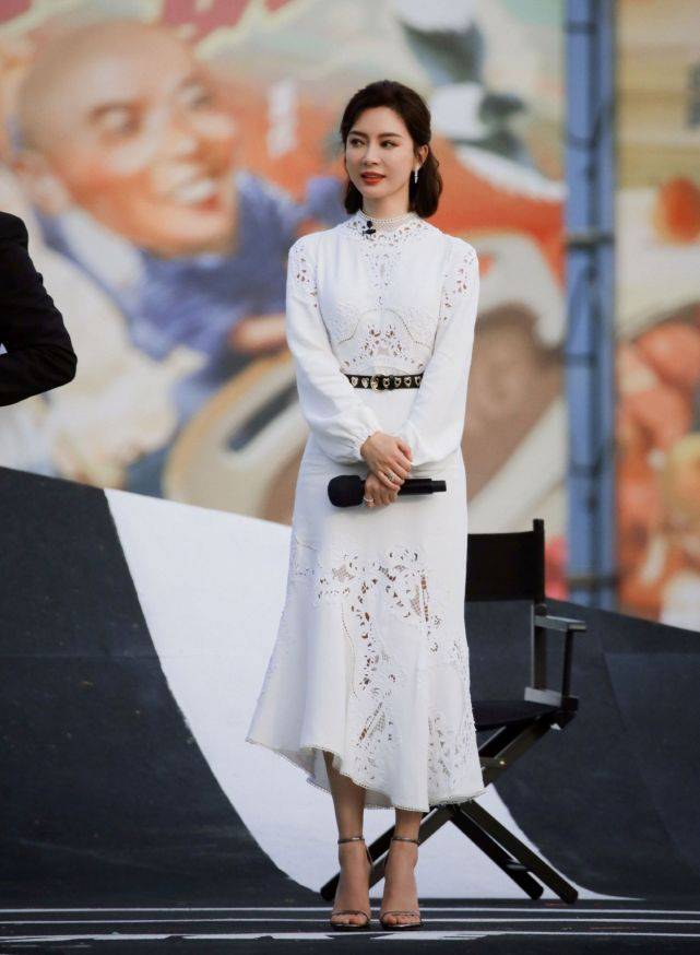 陈数是颜值和气质并存的女子,穿白色镂空连衣裙很时尚