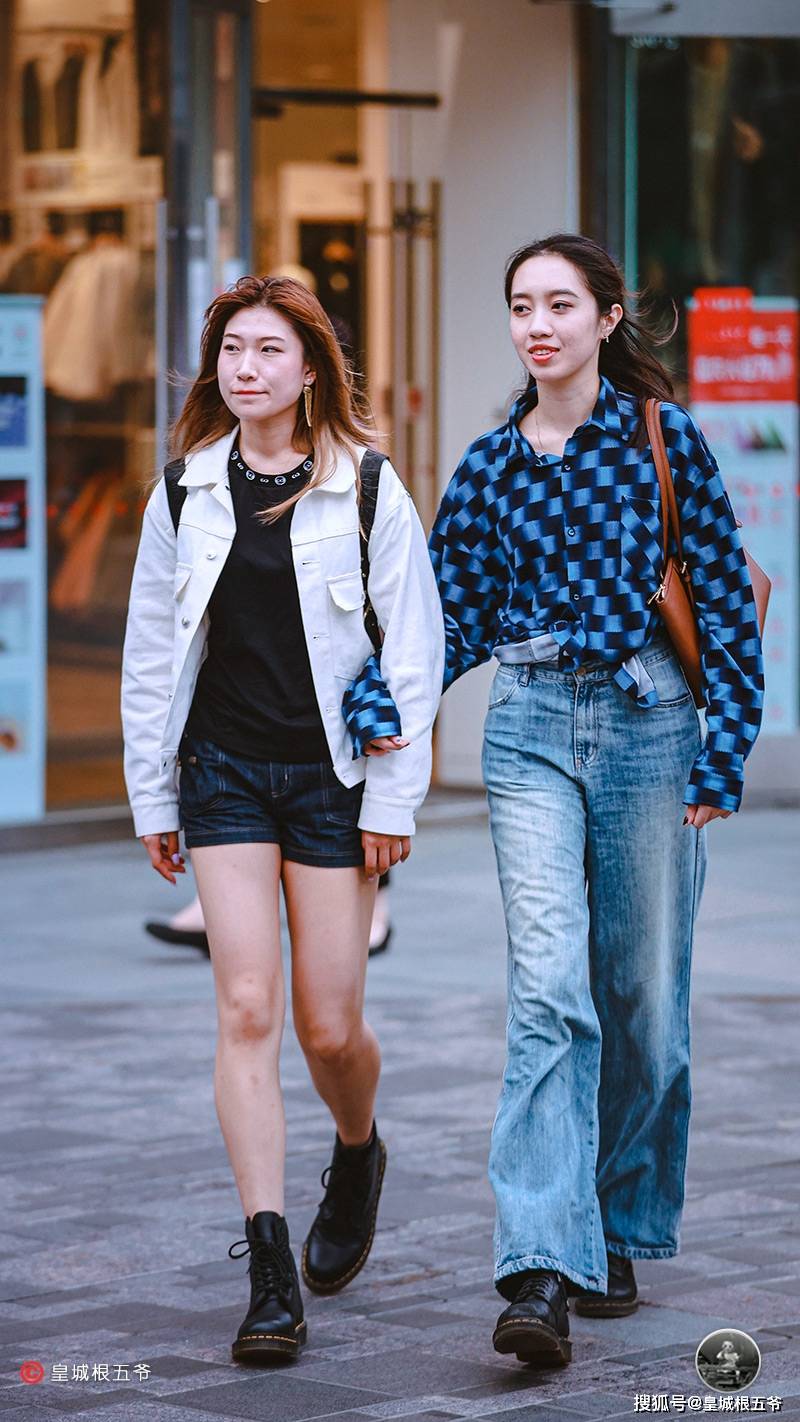 时尚|街拍：其实普通的服装搭配在一起也能够创造出意想不到的效果