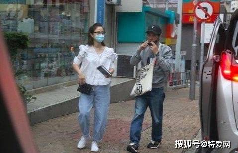 张家辉关咏荷恩爱现身,十指相扣低调炸街