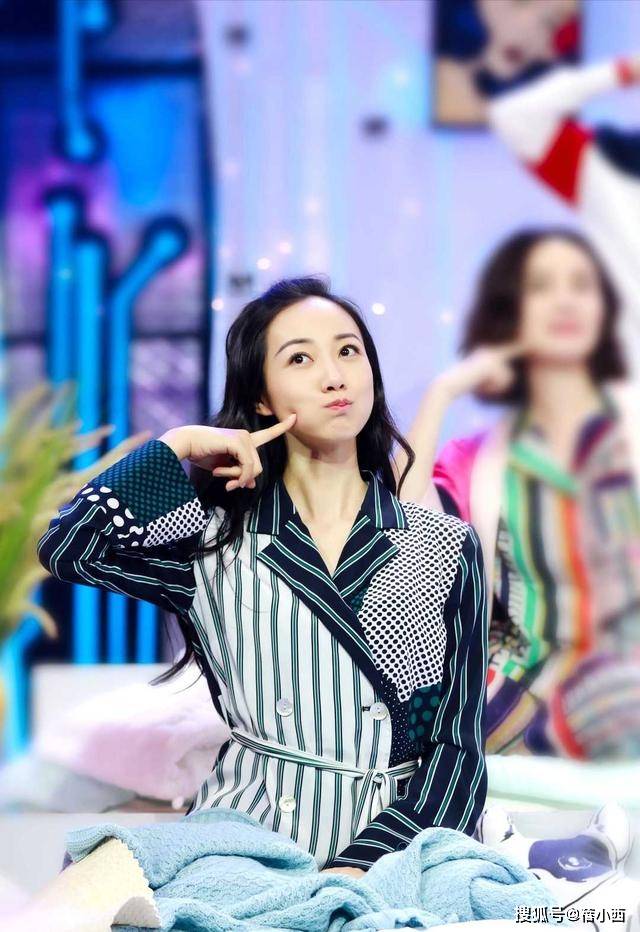 套装|张馨予又“夸张”了，穿大妈款印花睡衣走机场，佛系穿搭只服她