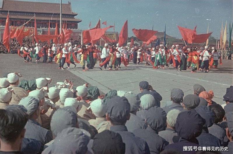 原创老照片1949年开国大典天安门广场上扭起了大秧歌