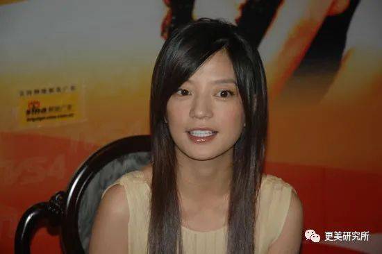 单照美|热巴求你赶紧抗衰吧，单照美出圈，合影却被十八线吊打？