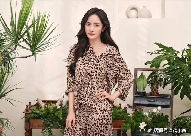 套装|张馨予又“夸张”了，穿大妈款印花睡衣走机场，佛系穿搭只服她