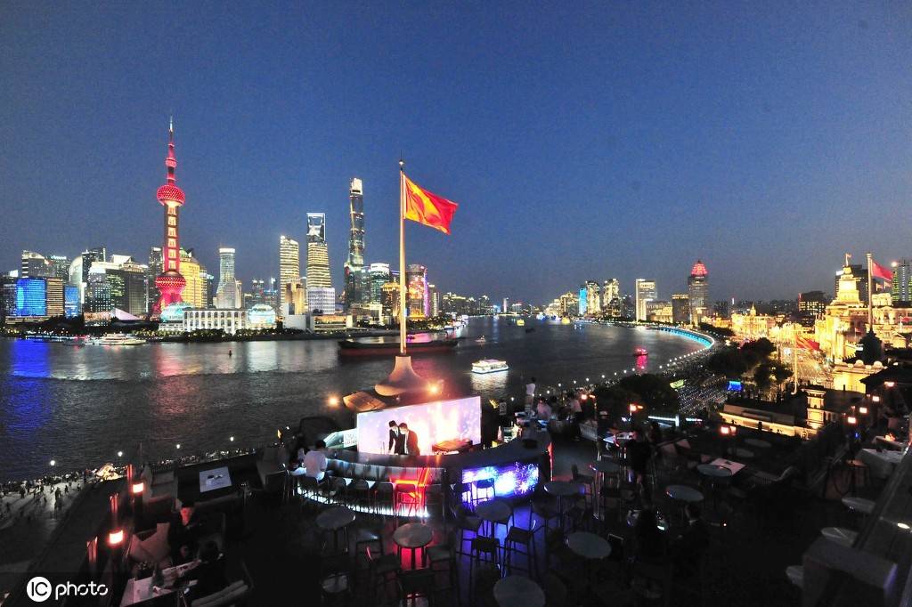 1/ 12 上海外滩庆祝2020国庆,中秋同亮.