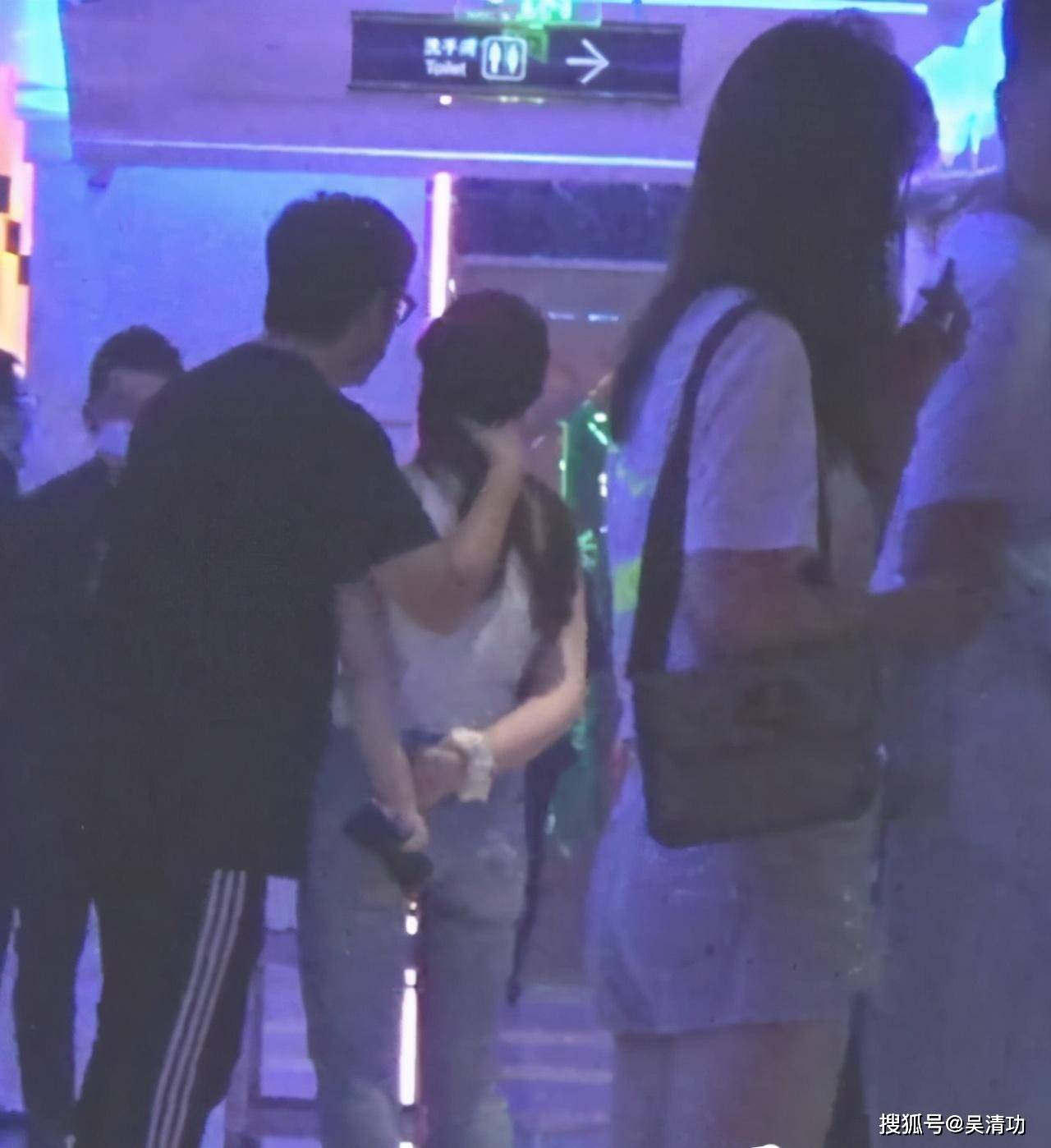佟丽娅深夜聚餐,被神秘男牵手腕立马甩开