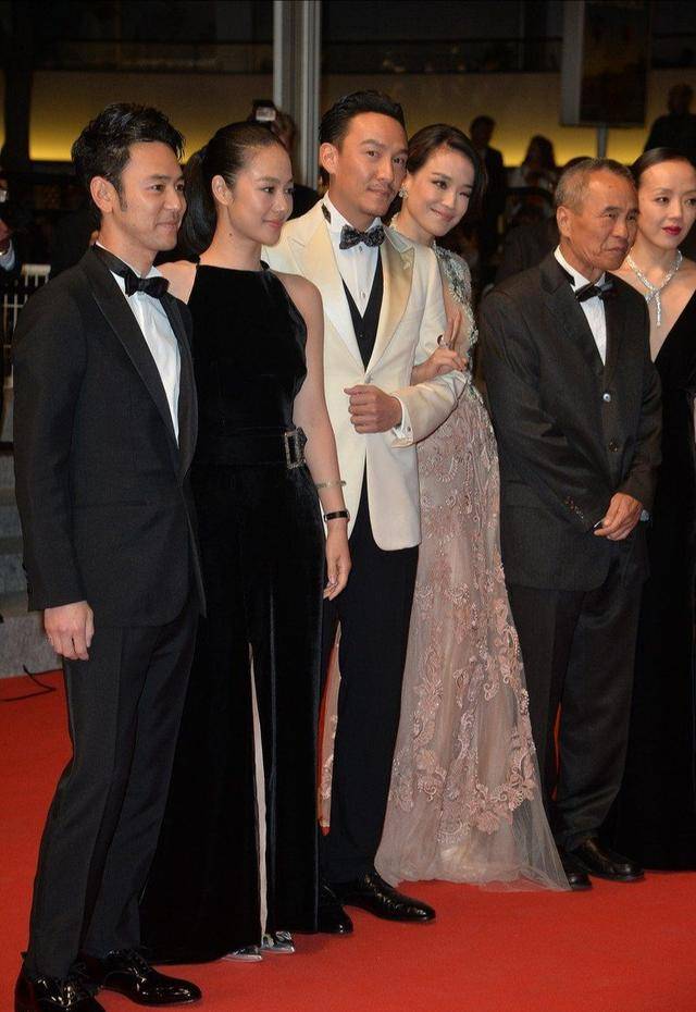 舒淇|舒淇和姜文老婆同台斗艳，穿粉裙身材饱满迷人，衬得周韵太单薄