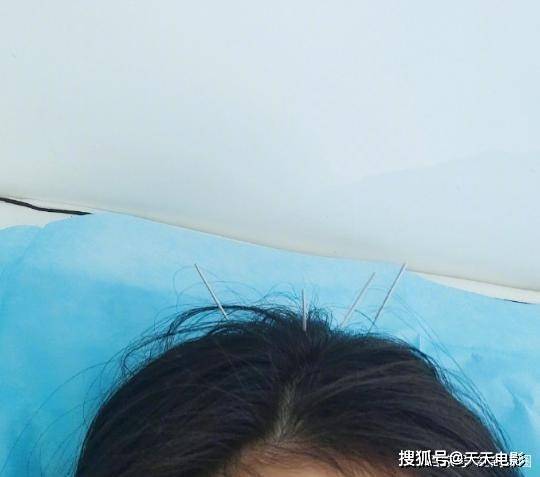 字母|杨幂最新杂志封面曝光，穿字母袜秀修长美腿，展露完美身材曲线