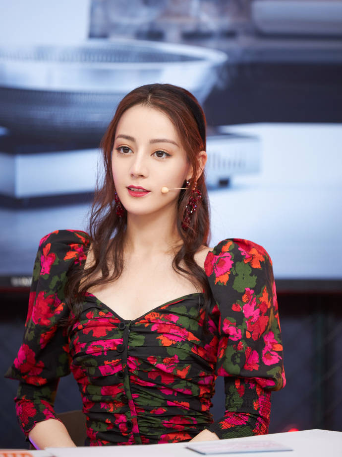 后所|别被胖迪两字骗了,当她换上裹身裙后所呈现出的腰,细到让人崩溃