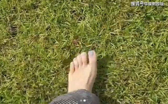 49岁李英爱近照曝光素颜示人肤白貌美赤脚行走草地享受生活