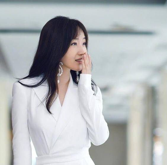 杨钰莹|当48岁杨钰莹撞上50岁许晴，才发现女人的美真的与年龄无关
