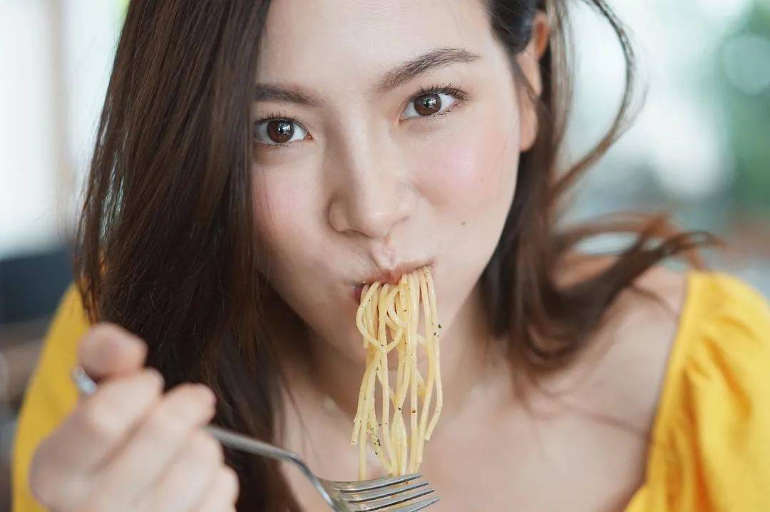 平采娜|甜美，婀娜，可御可纯，拥有1/4华人血统的她颜霸泰国娱乐圈！