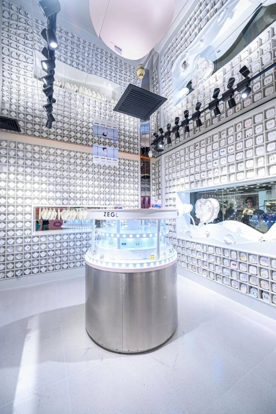 连明星|ZEGL线下体验店！超20000+配饰任挑任试，百元内轻松Get！