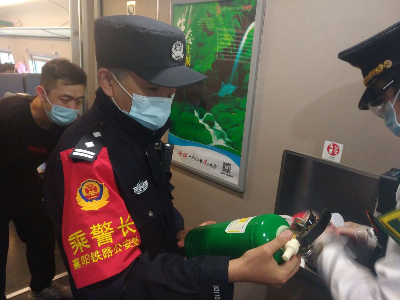 张长命,襄阳铁路公安处乘警支队二大队一级警长,担当g3222/3次襄阳