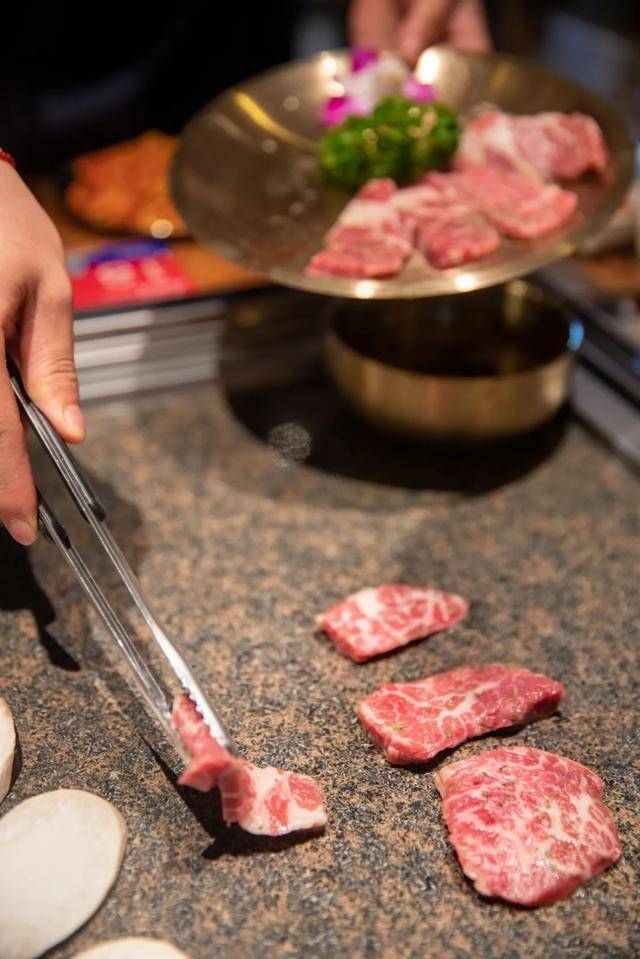花图缘|竟然是在“石头”上烤?火了三年的韩式烤肉