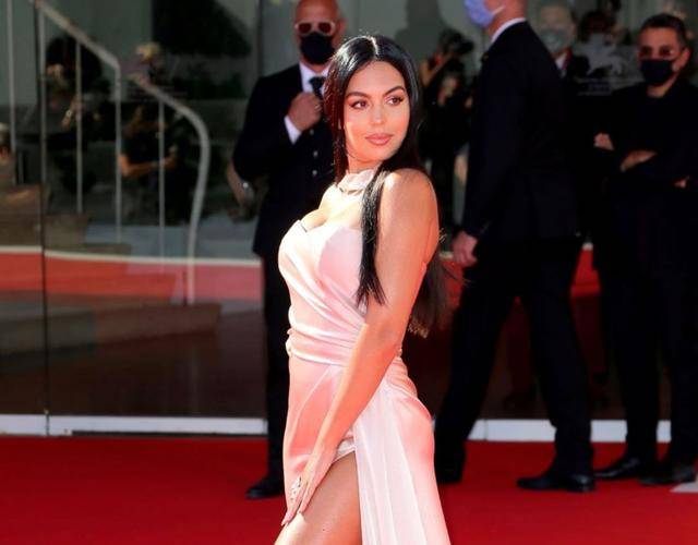 身材|罗太太乔治娜不仅炫富还爱秀身材，大长腿放洗手台上真撩人