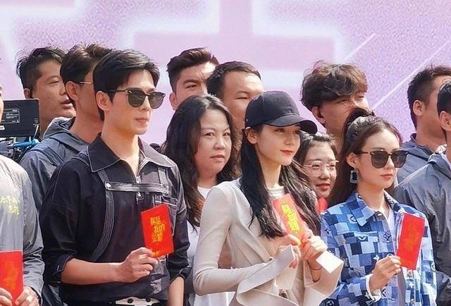 迪丽热巴杨洋牵手路透,俊男美女好养眼,穿高中校服满满青春感