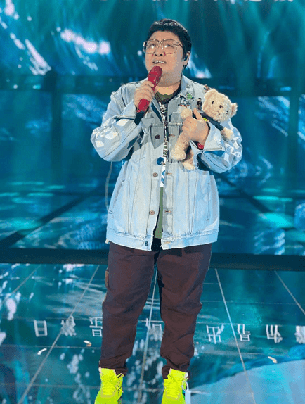 西装|49岁韩红瘦出尖下巴！穿西装戴领结大佬范十足，还是胖了更好看