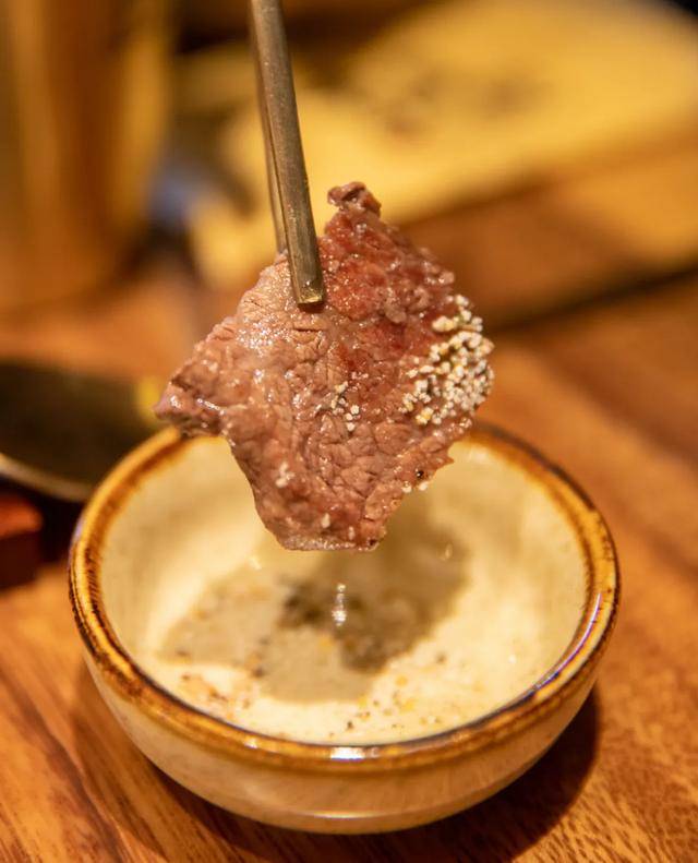 花图缘|竟然是在“石头”上烤？火了三年的韩式烤肉