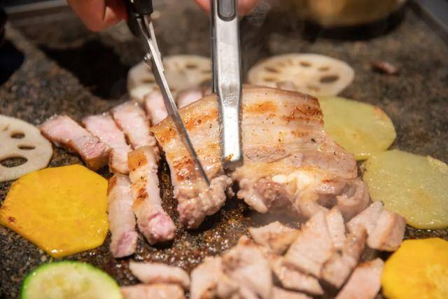 花图缘|竟然是在“石头”上烤？火了三年的韩式烤肉