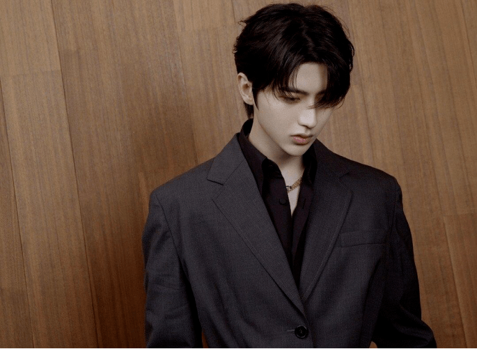 鼻子|原创?蔡徐坤再现“芒果脸”，鼻子下巴歪斜明显，粉丝辟谣:是天生的