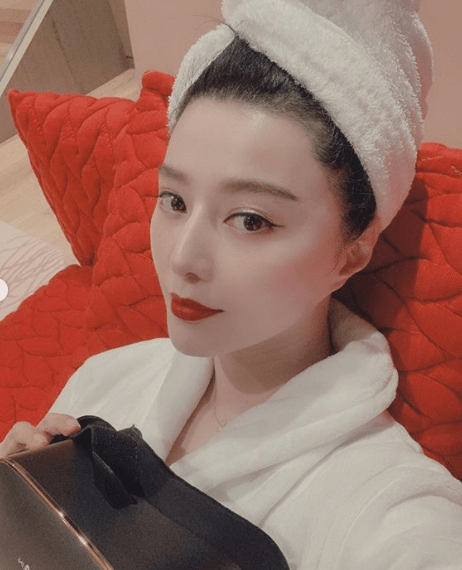 范冰冰|范冰冰躺家里云看秀,穿浴袍化浓妆显违和,背景暴露她仍住豪宅