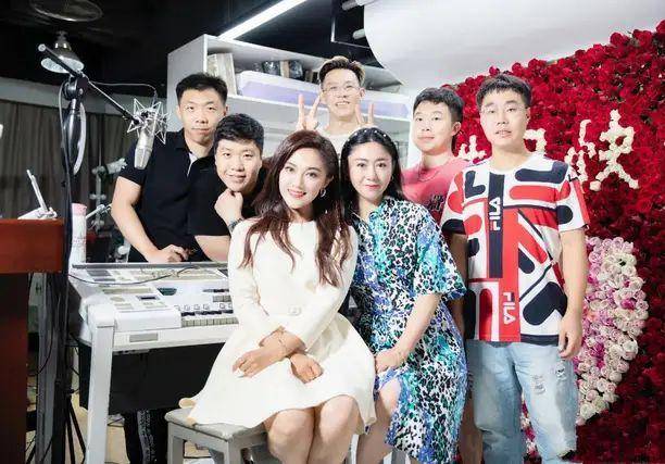 玖月奇迹|原创玖月奇迹隐秘离婚两年，王小海曾主动牵手被拒，夫妻早已各自发展