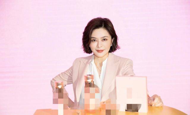 医美后遗症?58岁关之琳近照颜值回春,眼睛却变小