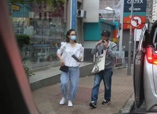 调整|原创55岁张家辉近况，身体暴瘦老态尽显，过街需要妻子搀扶