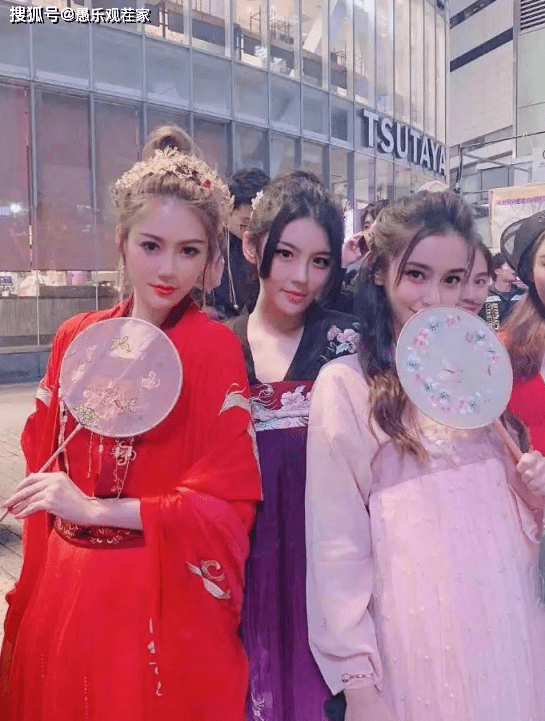 网友|原创杨颖与众贵妇合影被“镶边”，正面刚颜值气质，网友居然说她输了