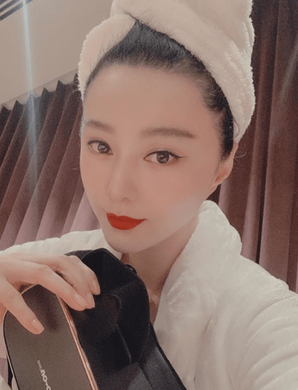 范冰冰|范冰冰躺家里云看秀,穿浴袍化浓妆显违和,背景暴露她仍住豪宅