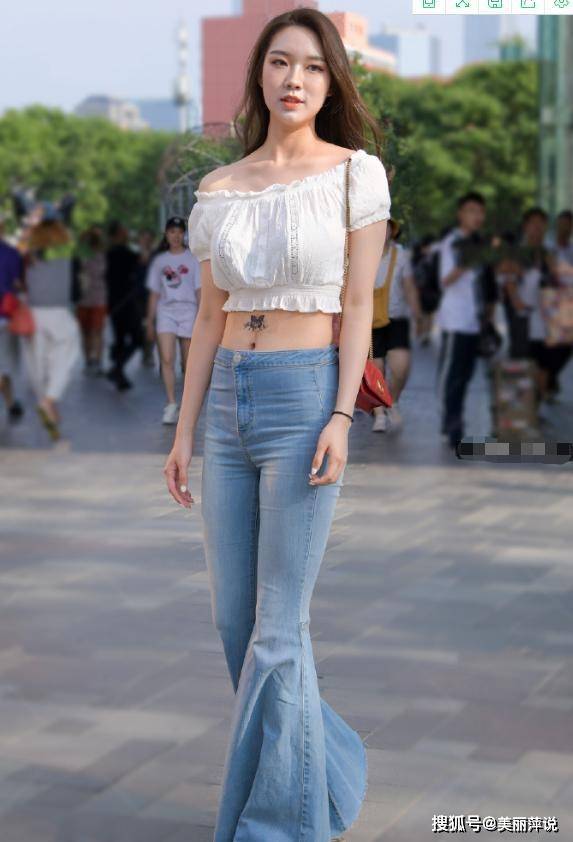 美女街拍:一字肩露脐包胸上衣,展现出高挑匀称的身材