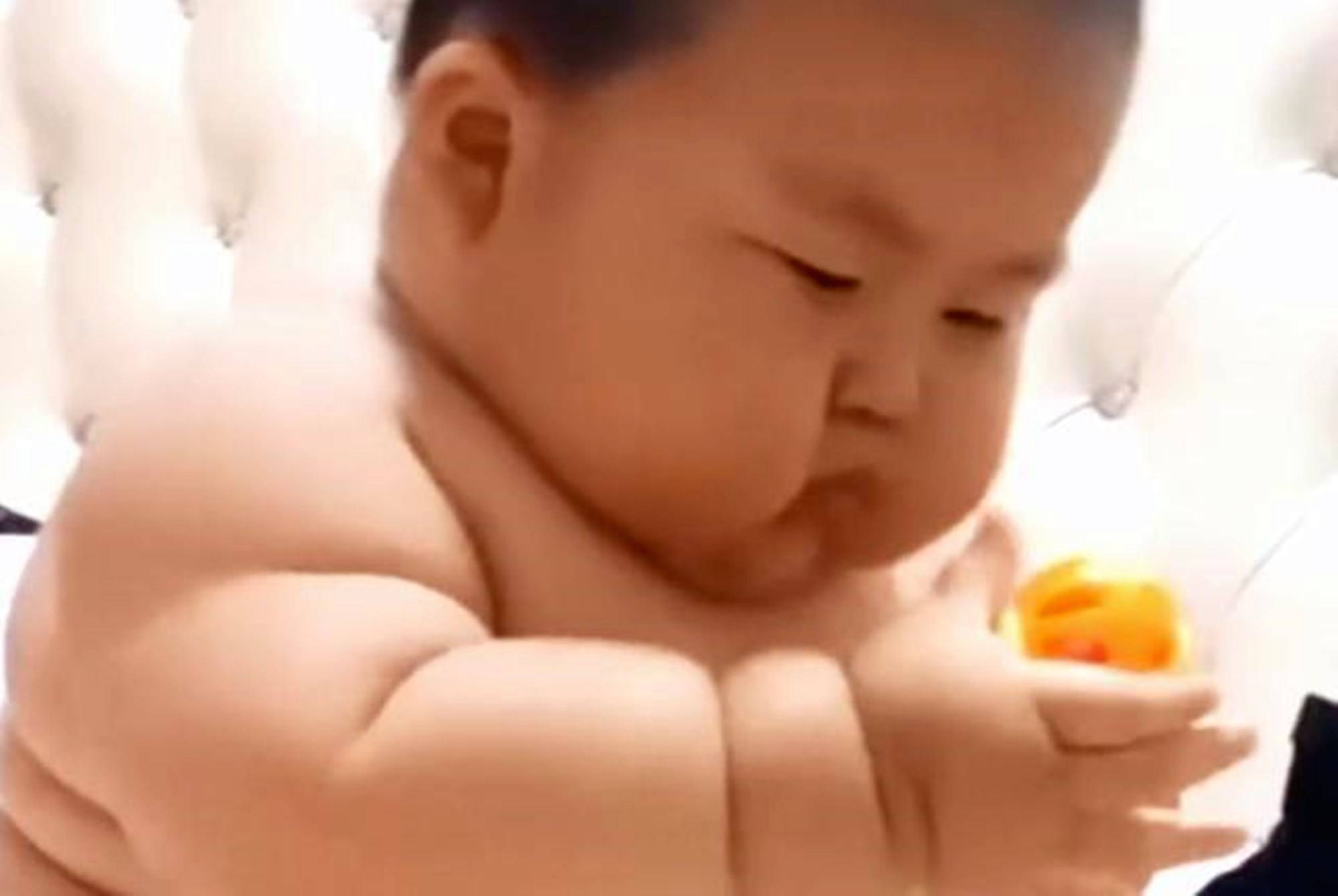 孩子|当宝宝发出几种“信号”，小心过度喂养了宝妈别以“吃饱”为傲