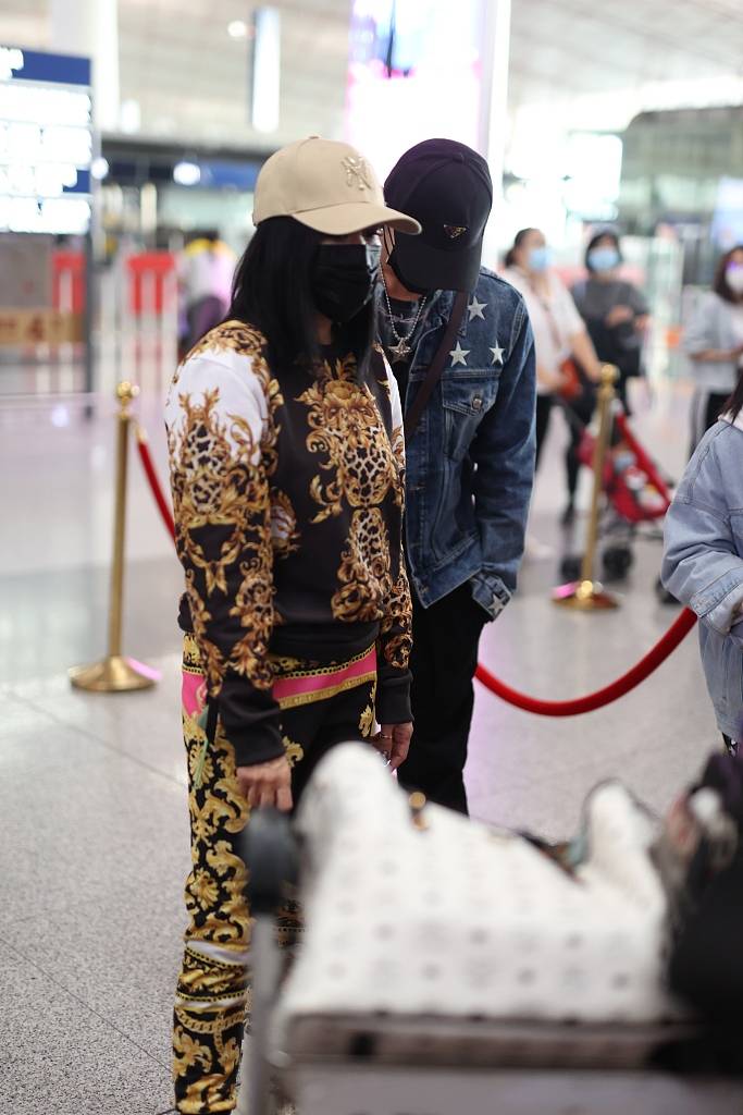 显得|中年妇女强装少女，钟丽缇穿金色运动服现身，47岁的身材很真实！