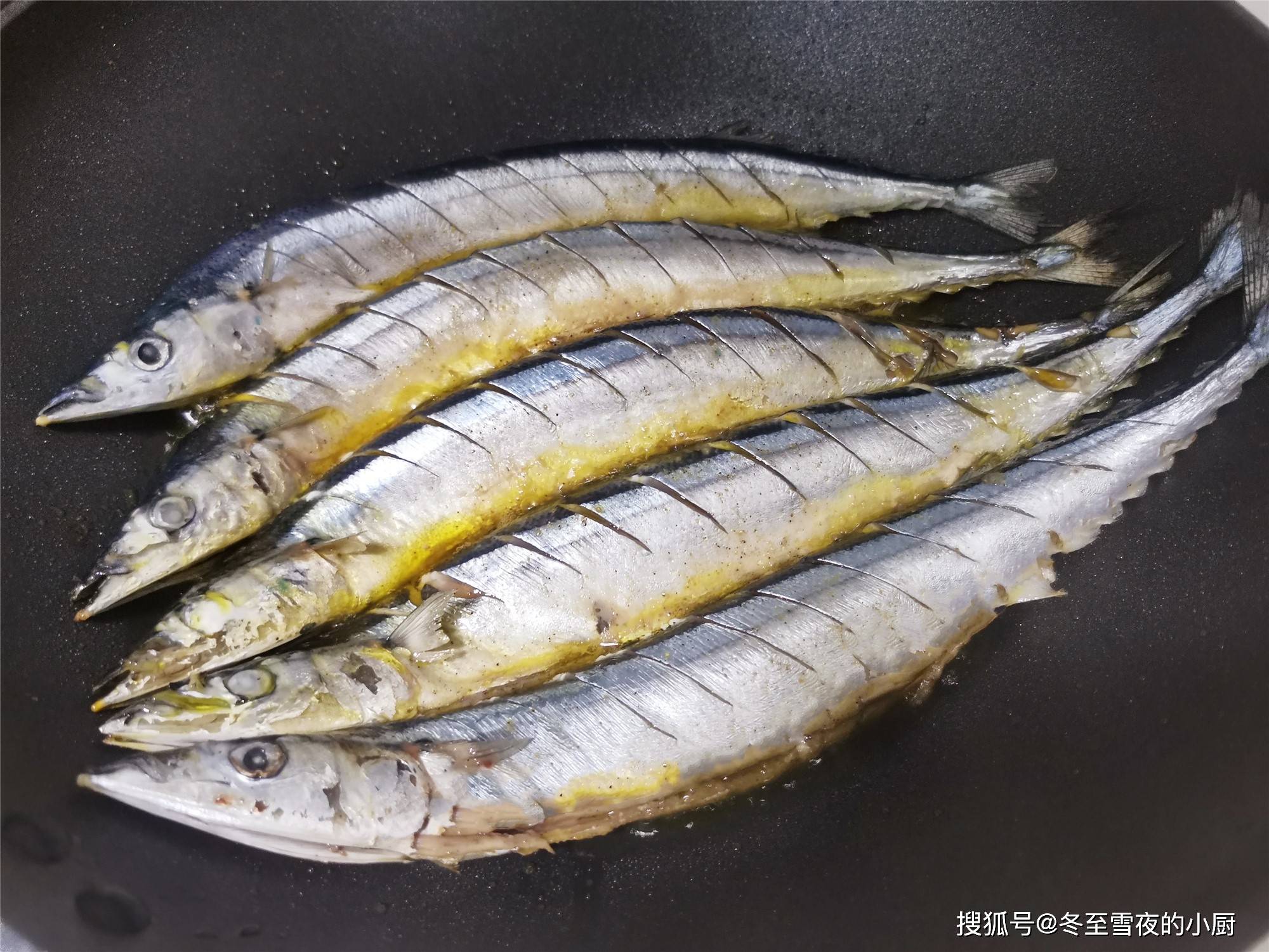 做法|教你这个简单做法，香酥味道，烧烤风味买来秋刀鱼怎样做好吃