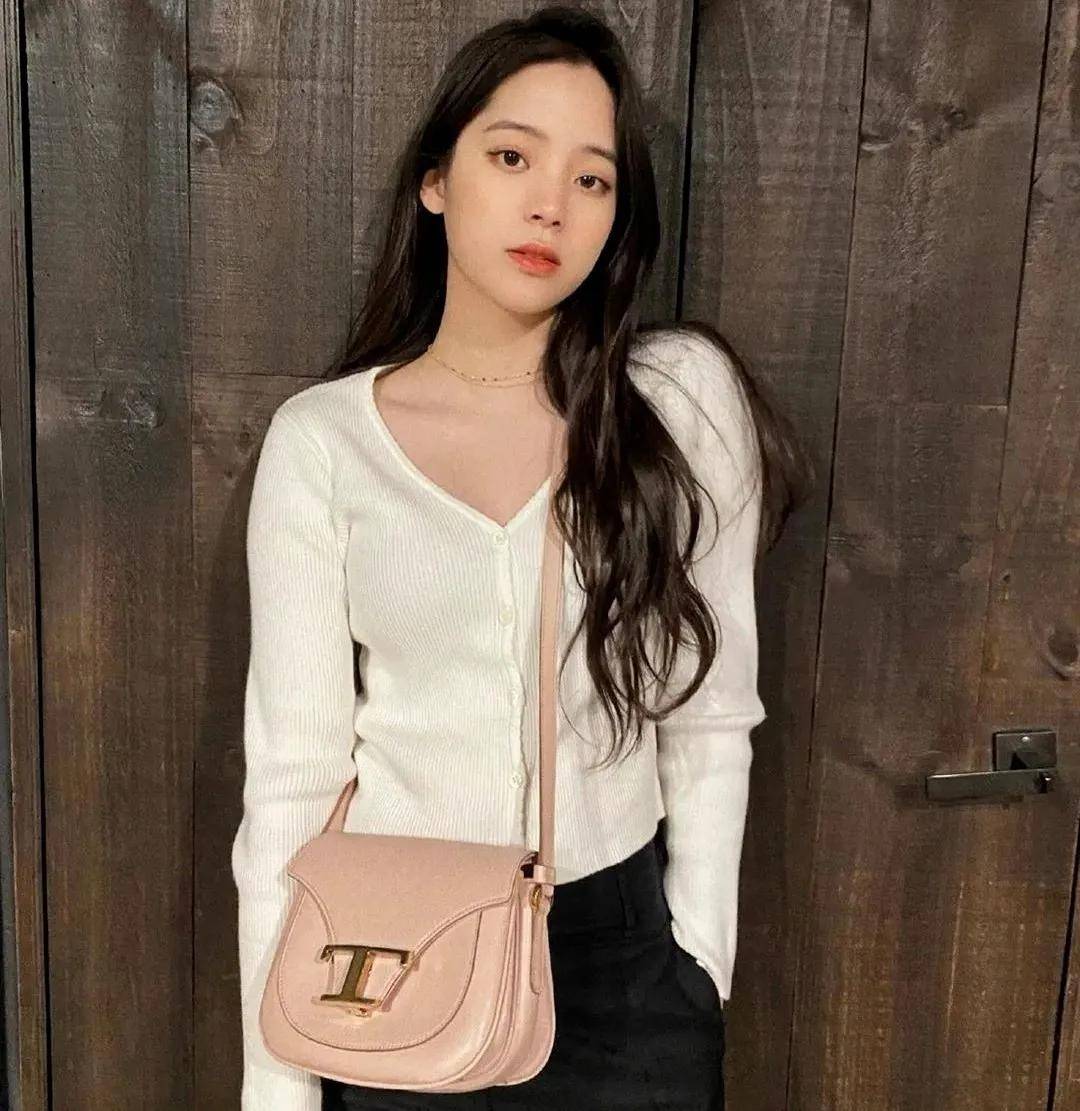 款式|网红明星针织衫穿搭，正确开启秋天模式！