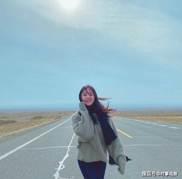 花边|张含韵气质开挂，一袭红色花边领连衣裙甜美可爱，长卷发时尚减龄