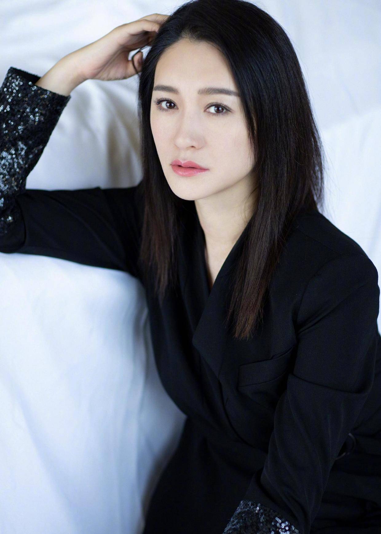 李小冉气质真绝了,一袭黑色连衣裙配黑长直,不用"装贵