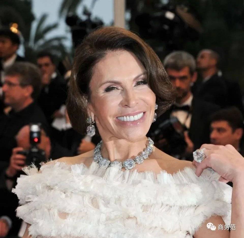 Mouna|全世界最阔绰太太:买别墅放1万件高定、10亿珠宝…